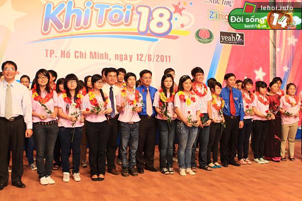 Những bạn xuất sắc đại diện cho các bạn 18 tuổi để nhận huy hiệu 18 tuổi và cúp lưu niệm.