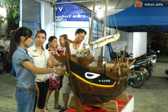 Mô hình ghe bầu (thương thuyền) là phương tiện vận chuyển đường hàng hải, một sản phẩm độc đáo của các xưởng đóng ghe thuyền miền Trung Việt Nam.