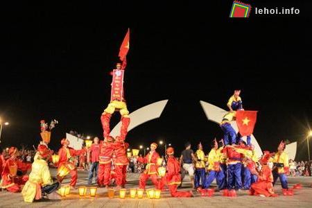 Rộn ràng tiết mục múa bông