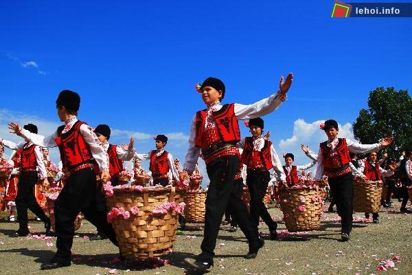 Các em nhỏ với chiếc giỏ lớn mặc trên mình trang phục truyền thống