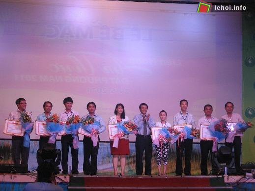 Trao Bằng khen cho các đơn vị tham gia Liên hoan.