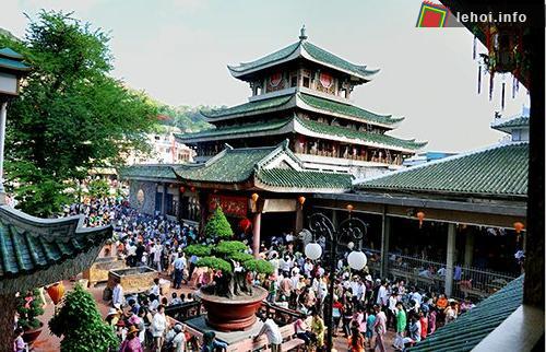 Đông đảo người dân và du khách tới tham dự lễ hội