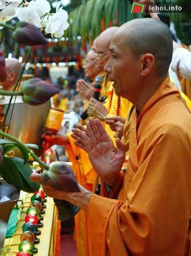 Các cao tăng cầu nguyện cho quốc thái dân an, thế giới hòa bình.