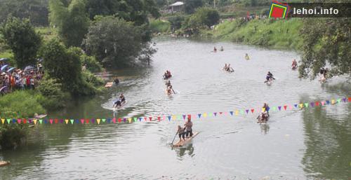 Phần thi đua bè mảng của các đội.