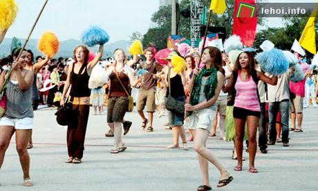 Du khách nước ngoài tham gia trong Carnaval Hạ Long 2011