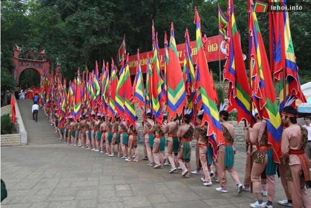 Cảnh hành lễ tại Lễ hội Đền Hùng