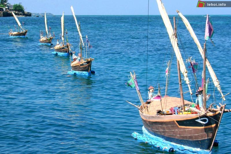 Thả thuyền lễ và hình nhân thế mạng