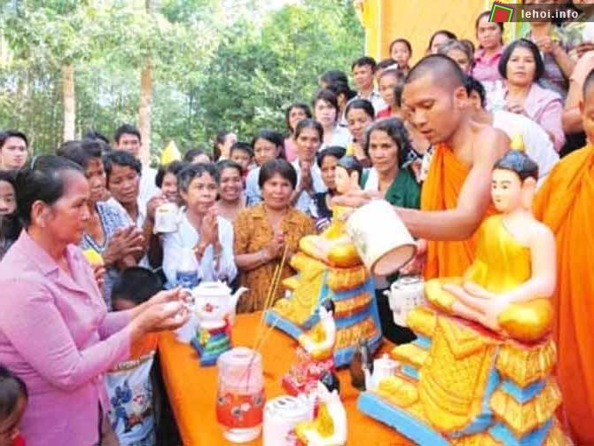 Nghi lễ tắm tượng Phật trong ngày tết