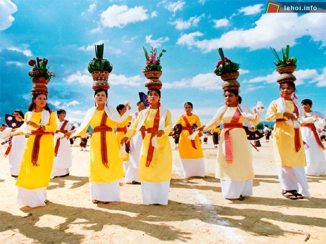 Điệu múa duyên dáng, uyển chuyển của các thiếu nữ Chăm xinh đẹp tại lễ hội Katê