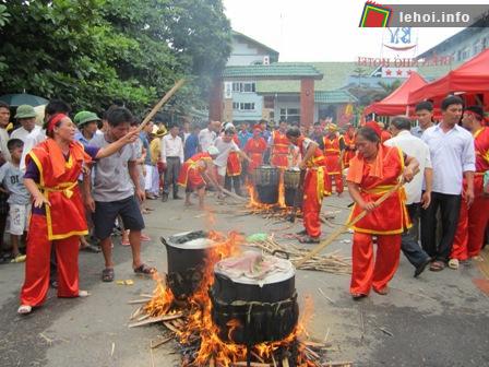 Phụ nữ vừa nấu bánh vừa bắt nhịp hát cổ vũ trong cuộc thi.