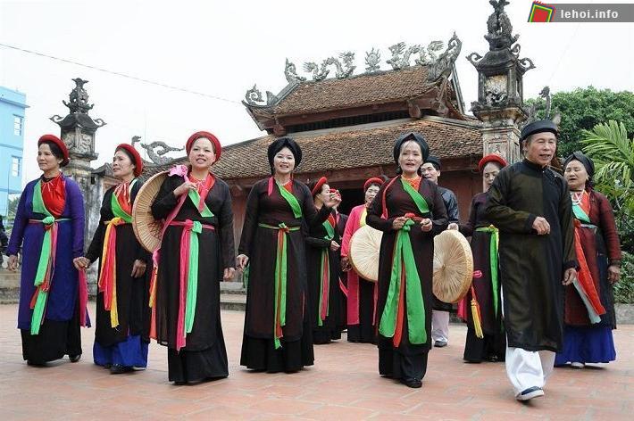 Nghe hát quan họ đối đáp tại làng Nhồi