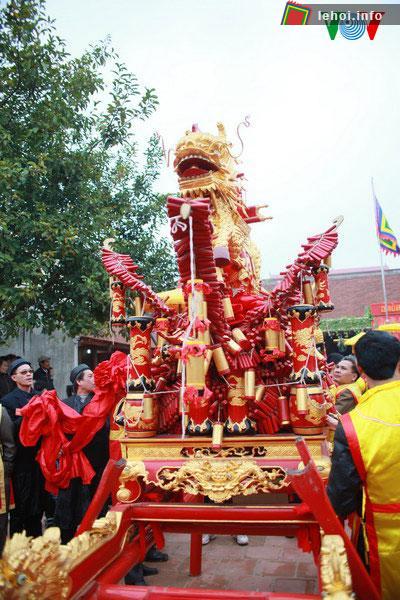 Mọi người chuẩn bị rước chàng pháo