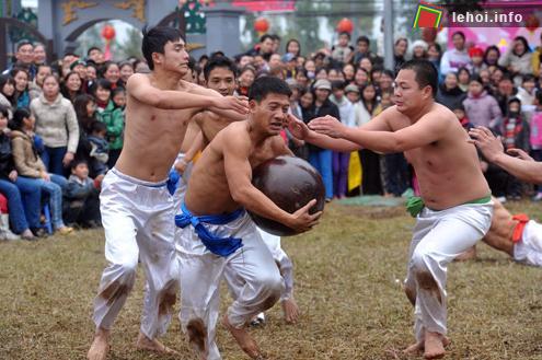 Vật cầu trong lễ hội đầu xuân tại làng Thúy Lĩnh (phường Lĩnh Nam, quận Hoàng Mai, Thành phố Hà Nội) . Ảnh: Hoàng Hà.