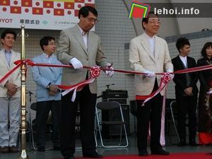 Đại sứ Nguyễn Phú Bình và cựu Thượng nghị sỹ Iowa Matsuda cắt băng khai mạc Lễ hội Việt Nam 2010 tại Tokyo.