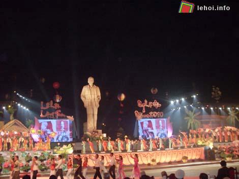 Khai mạc Lễ hội làng Sen toàn quốc năm 2010 dưới chân tượng đài Bác Hồ tại Quảng trường Hồ Chí Minh (TP Vinh, Nghệ An).