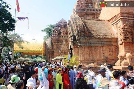 Đông đảo người dân và du khách thập phương về dự Lễ hội Tháp Bà