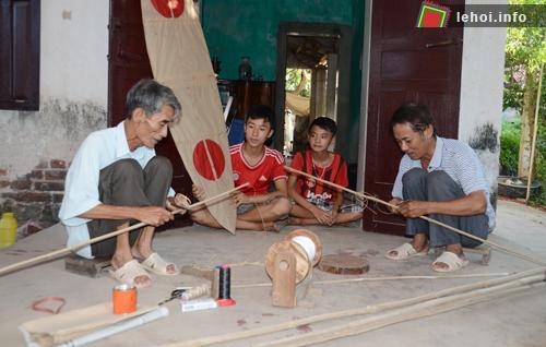 Các công đoạn làm diều được những người lớn tuổi trong làng truyền lại cho con cháu
