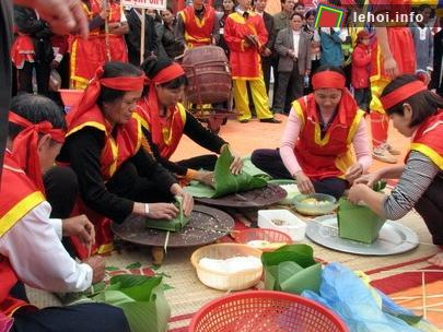 Thi gói bánh chưng bánh giầy ở lễ hội Đền Độc Cước