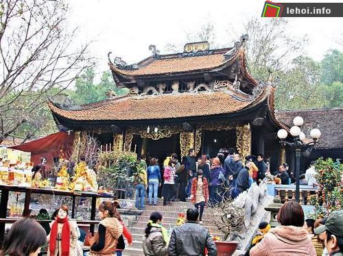 Du khách tham gia đóng góp công đức trong các lễ hội