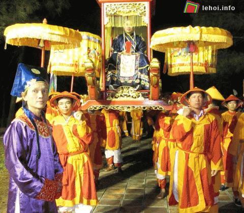 Đoàn ngự đạo rước nhà vua từ Trai Cung (phía tây bắc đàn tế) đi đến đàn chính.