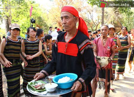 Lễ cúng Bến nước là một sinh hoạt cộng đồng đậm chất văn hóa của người Tây Nguyên cầu cho nước sạch, nước trong, mang lại sức khỏe cho buôn làng.