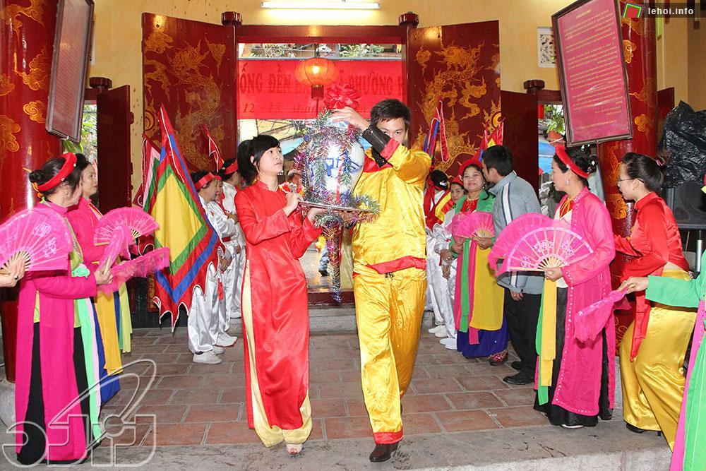 Dâng lễ vật lên đền