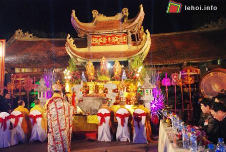 Phó Chủ tịch nước Nguyễn Thị Doan phát lương tại Lễ hội phát lương Đức Thánh Trần