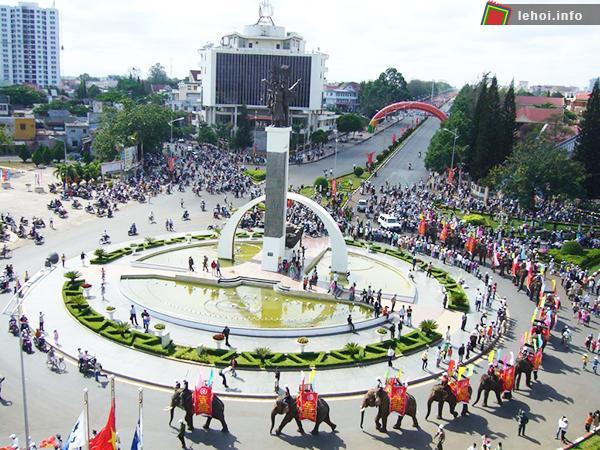 Đoàn voi biểu diễn trong lễ hội cà phê Buôn Ma Thuột