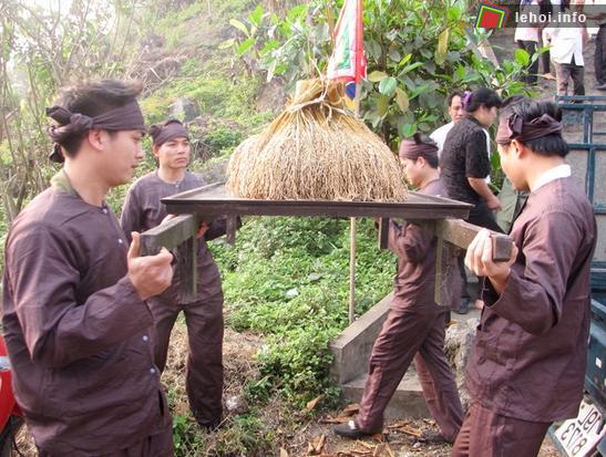 Rước Vía lúa từ Miếu Bà Cúc về trung tâm xã – Lễ tạ ơn, cầu mong mùa màng tốt tươi