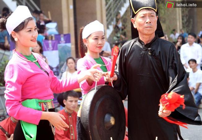 Thầy cúng thỉnh chiêng khai hội Mường Bi