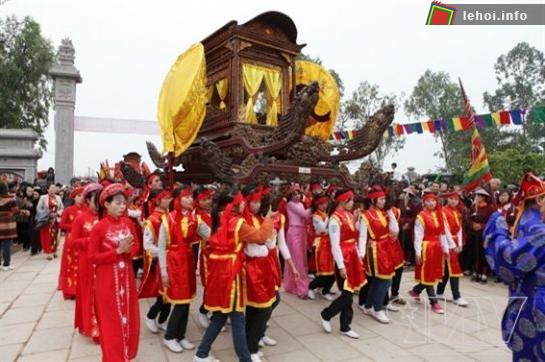 Lễ rước kiệu đền Hai Bà Trưng