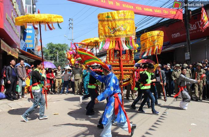 Kiệu Long Đình của quan lớn Tuần Tranh gồm 20 nam người Tày, Nùng khiêng
