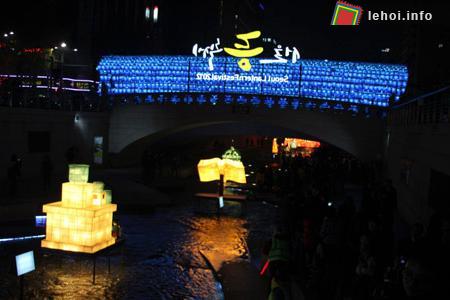 Suối Cheonggyecheon ở trung tâm Thủ đô Seoul rực rỡ với 35.000 chiếc đèn lồng các loại.