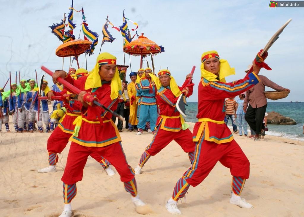 Lễ hội được tổ chức vào ngày 21 tháng giêng hằng năm để cầu cho mưa thuận gió hòa, tôm cá bội thu