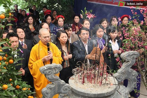 Lễ dâng hương tại đền Bến Than