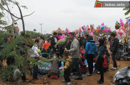 Chợ họp vào ngày mùng 1 tết đầu năm để cầu mua may, bán đắt