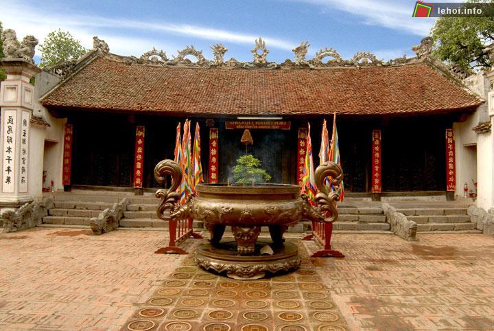 Đền Thiên Trường, phường Lộc Vượng, thành phố Nam Định.