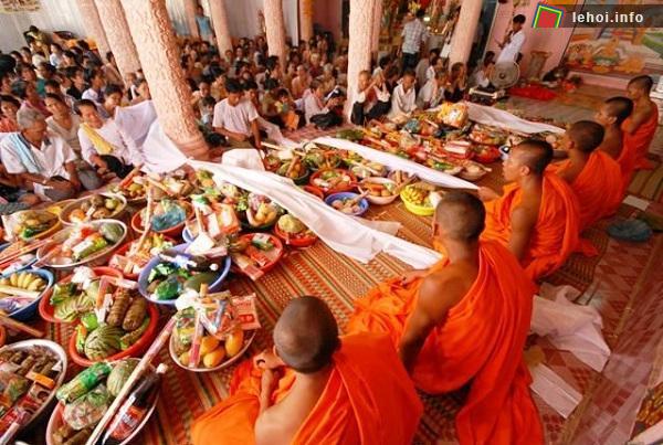 Sư sãi làm lễ trong Lễ Nhập Hạ
