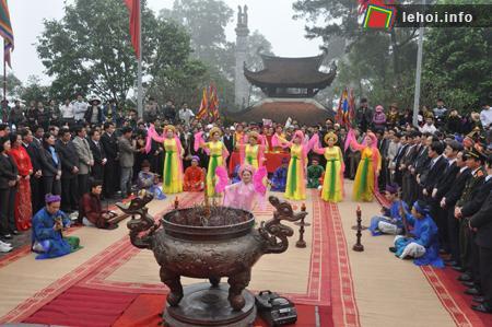 Dâng hương Quốc Mẫu Âu Cơ.