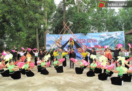 Biểu diễn văn nghệ tại lễ hội