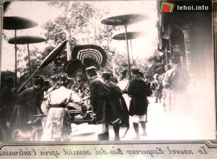 Quan và lính hầu vua Bảo Đại trong ngày vua lên ngôi