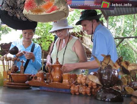 Khách nước ngoài du lịch miệt vườn tại Tiền Giang.