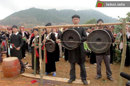 Đánh chiêng khai hội
