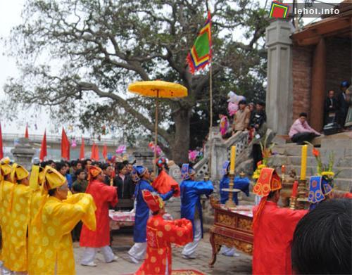 Linh thiêng lễ hội Đền Cờn - Nghệ An 2011
