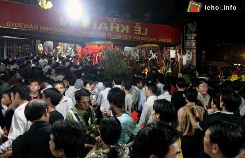 Cả vạn người đổ về đền Trần dự Lễ Khai ấn đầu năm 2010