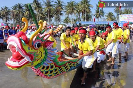 Chiếc thuyền gắn liền với linh vật Long