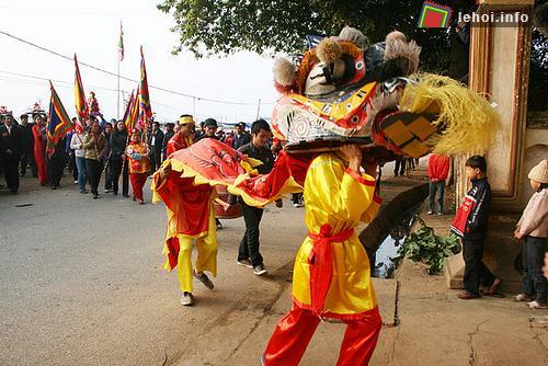 Biểu diễn múa rồng tại lễ hội