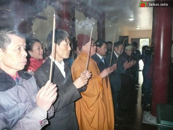 Dâng hương tại chùa Phúc Linh