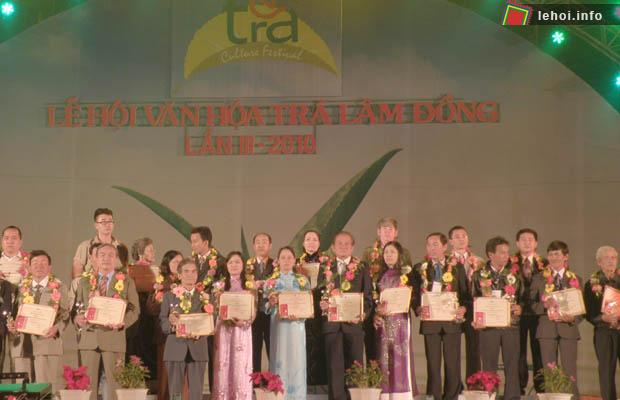 Tôn vinh những cá nhân, doang nghiệp làm trà