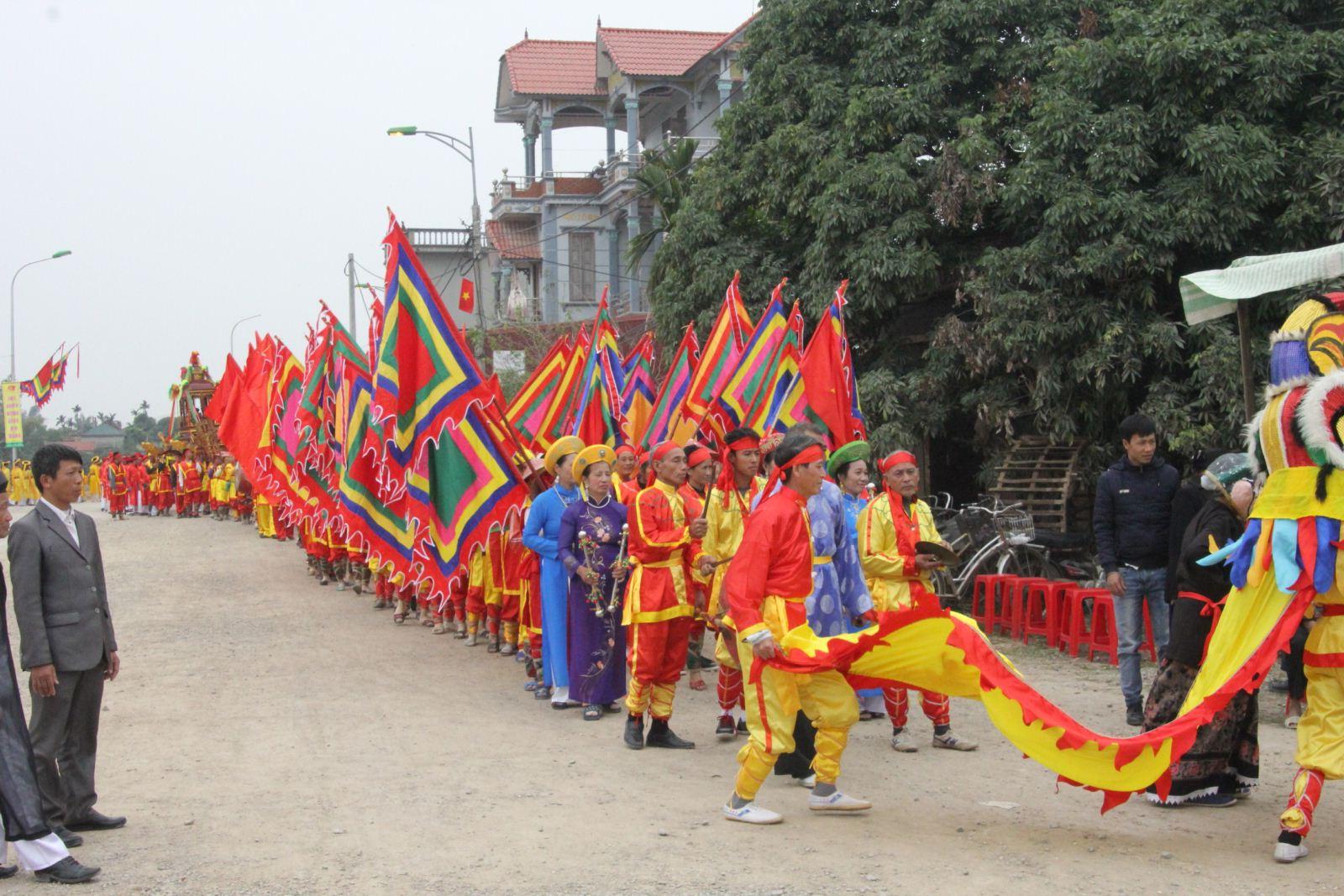 Đoàn rước kiệu vào đình